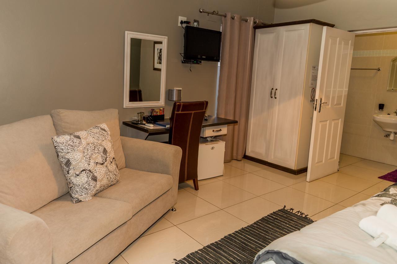 Village Boutique Hotel Otjiwarongo Exteriör bild