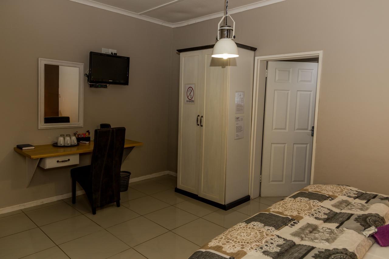 Village Boutique Hotel Otjiwarongo Exteriör bild